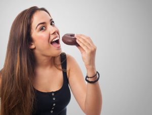 Jeune femme mange un donut